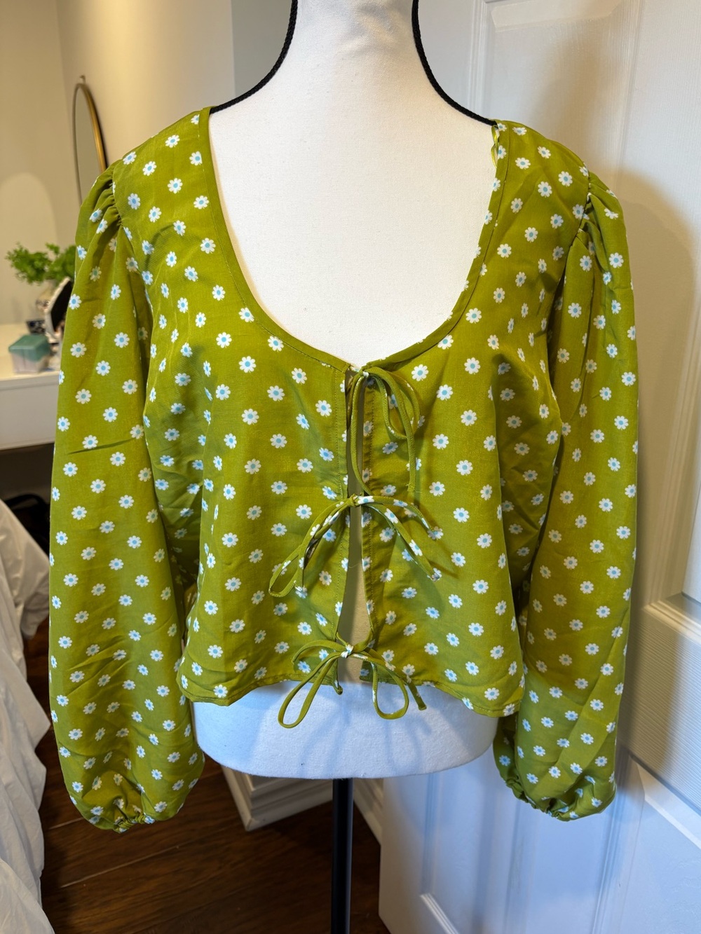 Levi’s Embry Tie Front Floral Crop Blouse XL Green Daisy Print